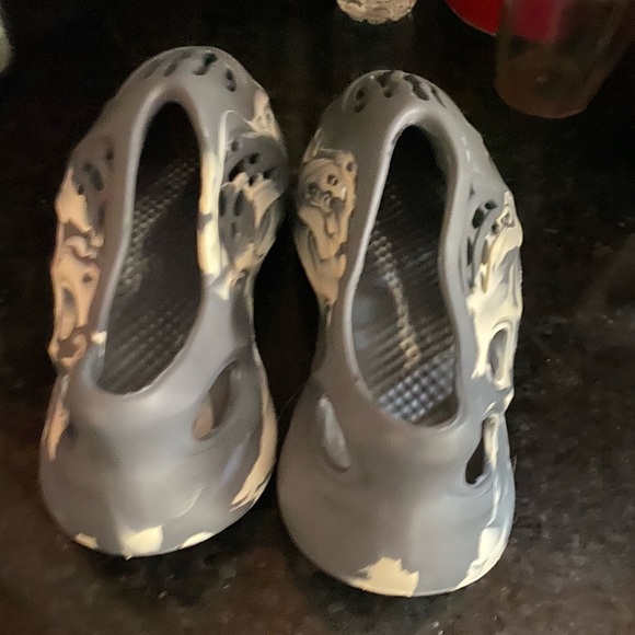 YEEZY FOAM RUNNER MOON GREY main image 4